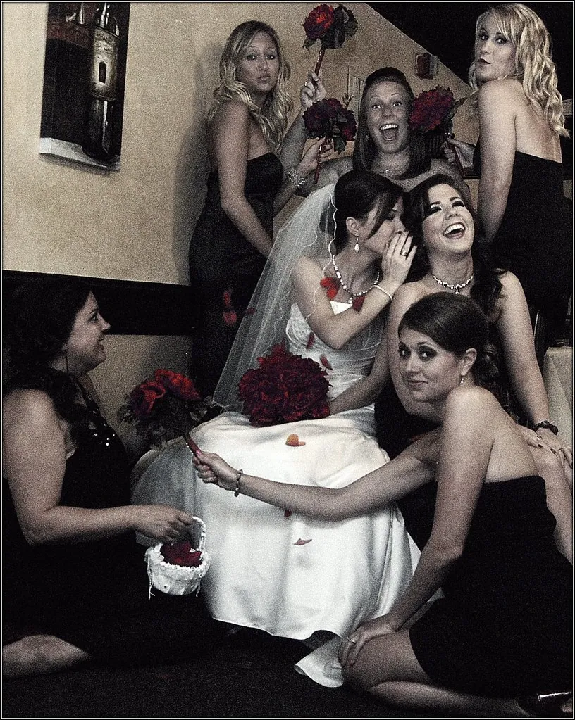 Grupo de amigas celebrando con flores